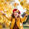 Strahlende Frau mit offenem Outfit im Herbst