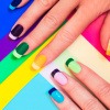 French Nails bunt als Nagellacktrend 2024