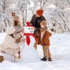 Familie baut bei Neumond im Dezember einen Schneemann