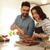 Paar bereitet Fleisch als eisenreiches Lebensmittel vor