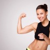 Gut trainierte Frau zeigt ihre Muskeln