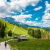 Mann beim Pilgern in Deutschland alleine in einer bergigen Landschaft