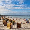 Strand mit Strandkörben, der nicht für den Urlaub für Naturisten geeignet ist