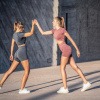Zwei junge Frauen in Fitness-Shorts