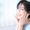 japanische Frau zeigt ihre Hände mit japanischer Maniküre