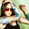 Frau mit einem Tattoo am Arm