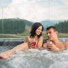 Mann und Frau entspannen im eigenen Whirlpool