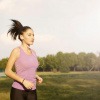 Frau läuft und kann ihre Performance beim Laufen verbessern