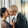 Frau küsst einen Mann und hält ihm an der Krawatte, bevor sie ihm zeigt, warum wir mehr Sex haben sollten