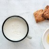 Heiße Milch mit Honig als wohltuendes Milchprodukt bei Erkältung