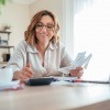 Frau sitzt glücklich in der Arbeit