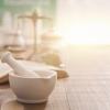 Ein Mörser steht vor eine antiken Waage