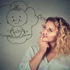 Frau mit Denkblase mit Baby darin