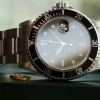 Eine Armbanduhr von Rolex, die im Trend liegt