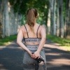 Eine Frau wärmt sich vor dem Joggen auf