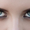 Zwei Augen mit schönen Augenlidern schauen