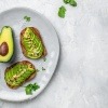 Avocadobrot mit Nüssen und ungesättigten Fettsäuren
