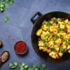 Löffel mit Gewürzen liegen neben Ayurveda Ernährung