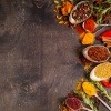 Viele ayurvedische Gewürze liegen nebeneinander