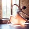 Eine Ballerina in Pose vor einem Fenster