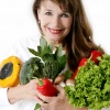 Eveline Egger hält Gemüse als Zeichen zum Basenfasten