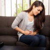 Eine Frau hat Bauchschmerzen, eventuell wegen Reizdarm