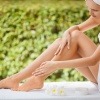 Eine Frau gibt Detox Kosmetik auf ihre Beine
