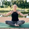 Eine Frau nimmt dank Better Aging das Altern gelassen und macht Yoga