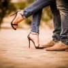 Ein Paar mit Beziehung oder Affäre hebt die Beine hoch