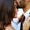 Mann gibt Frau einen Kuss auf die Stirn
