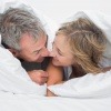 Ein Mann und eine Frau in den Wechseljahren im Bett