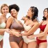Frauen mit verschiedenen BH-Modellen und unterschiedlicher BH-Größe