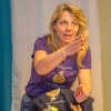 Birgit Thiel spricht mit Körpersprache