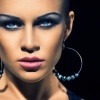 Eine Frau hat mit blauem Lidschatten Smokey Eyes geschminkt