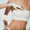 Eine Frau hat eine Bandage nach einer Brustoperation