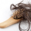 In einer Bürste sind viele Haare wegen Haarausfall