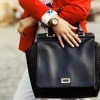 Eine Frau trägt eine Business-Handtasche