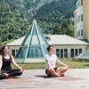 Zwei Frauen meditieren im Grünbereich des Hotel Alpenhaus Gasteinertal