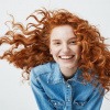 Frau mit roten Dauerwellen-Locken