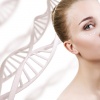 Hinter dem Gesicht einer Frau ist ein DNA-Strang zu sehen
