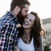 Ein Mann und eine Frau stärken durch Lachen ihre Beziehung