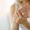 Eine Frau reibt ihre Hände wegen der Durchblutung