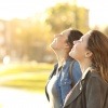 Zwei Frauen tanken in der Natur Energie