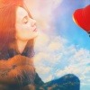 Durchscheinende Frau und Heißluftballon als Symbol für innere Stimme und Entscheidungen