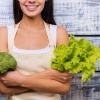 Ernährungsberaterin mit Gemüse in der Hand