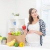 Schwangere Frau in der Küche