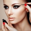 Eine Frau wird mit Eyeliner geschminkt