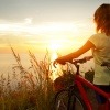Eine Frau ist gesund für Gelenke mit dem Rad unterwegs