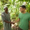 Ein Mitarbeiter von FAIRTRADE schüttelt einem FAIRTRADE-Produzenten die Hand