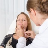 Dr. Susanne Aschauer führt bei einer Patientin eine Faltenbehandlung durch